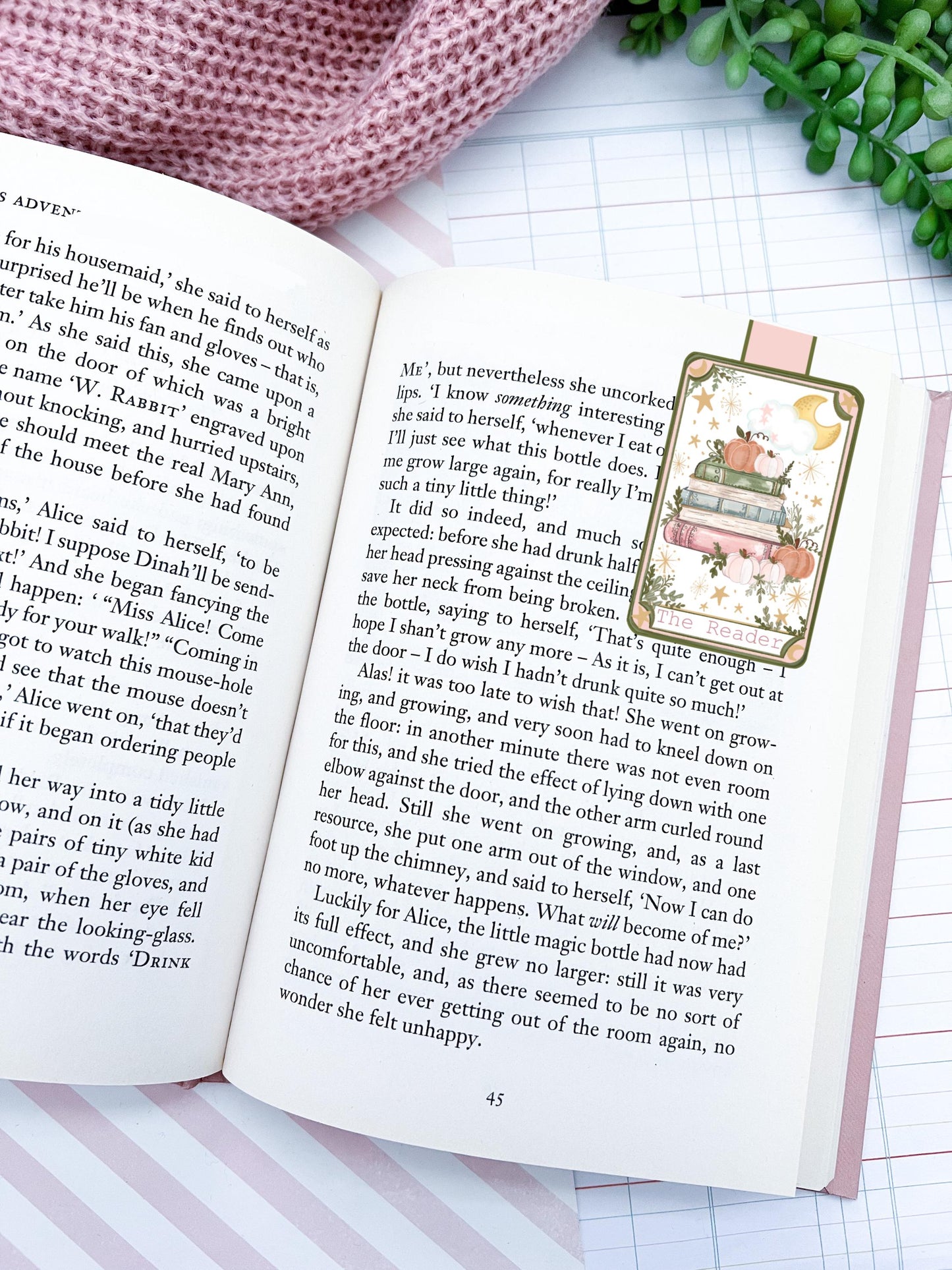 The Reader, tarot card magnetic bookmark / cosy bookish Halloween autumn bookmark / Digital art, books ,bookish cute stationery
